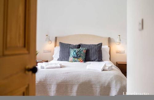 Alford House | 220 m² House ∙ 5 bedrooms ∙ 12 guests