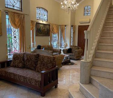 Ciawi Villa | 237 m² Villa ∙ 2 bedrooms ∙ 12 guests