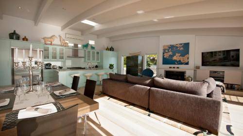 Russell House | 280 m² House ∙ 3 bedrooms ∙ 6 guests