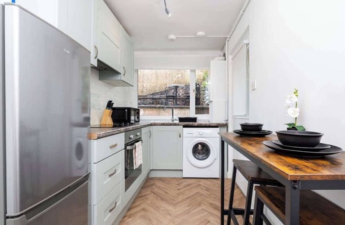 Annan House | 2Bedroom House - Free Parking- by Holiday Homes