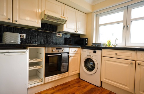 Chapelhall Apartment | 2BR Flat By Caledonia Luxe Stays Airdrie | Sleeps4