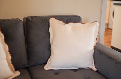 Chapelhall Apartment | 2BR Flat By Caledonia Luxe Stays Airdrie | Sleeps4