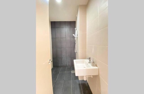Puchong Apartment | 2mins from Setiawalk Mall 100mbps WIFI with NETFLIX
