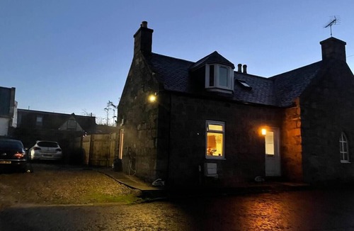 Aberdeen Cottage | 3 Bed Cottage -Sleeps 5-Pets-HotTub-Bar-Smoking