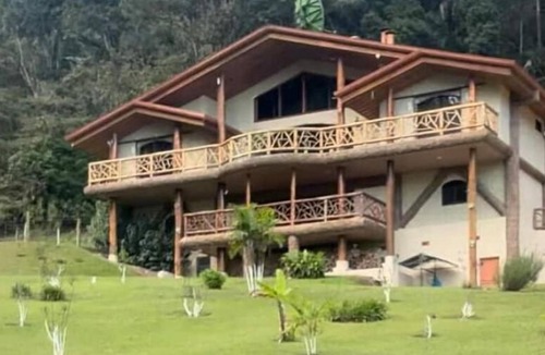 Los Guido House | 3-bedroom custom Tree house in welcoming Cartago with WiFi, waterfalls, trails