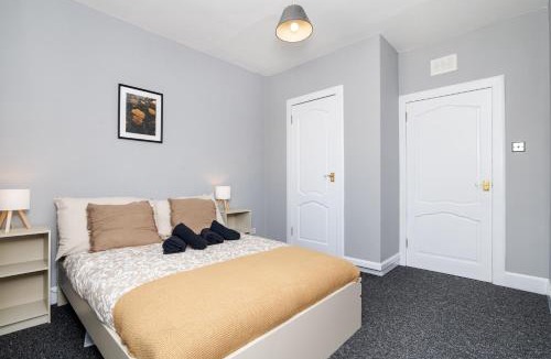 Grangemouth Apartment | 3 Bedroom Flat - Free Parking
