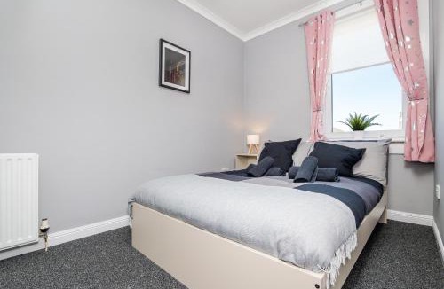 Grangemouth Apartment | 3 Bedroom Flat - Free Parking