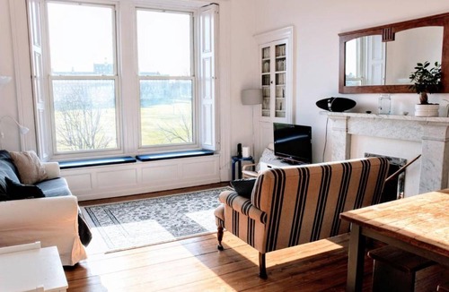 Bruntsfield Apartment | 3 Bedroom Flat Overlooking the Meadows Sleeps 5