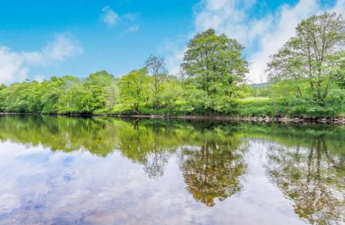 Killin Villa | 3 Bedroom luxury home, hot tub, stunning views of Killin, sitting on the River Dochart