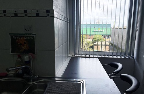 Cowdenbeath Apartment | 3 Bedrooms Apartment With Free Parking, Self Check in/out - Perfect for 8 Guests