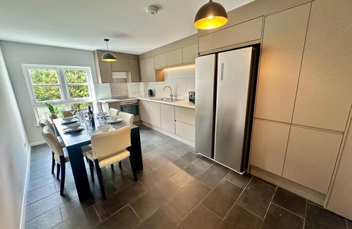 Bonnington Apartment | 3 Double Bedroom Flat in Perfect Location for Edinburgh Festival + Free Parking