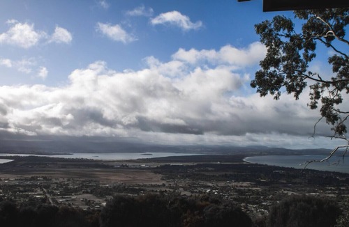 Mount Rumney House | 3 Seaviews Wombat Mt Rumney Escapes