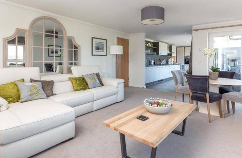 Prestwick Apartment | 300 m² Apartment ∙ 4 bedrooms ∙ 8 guests