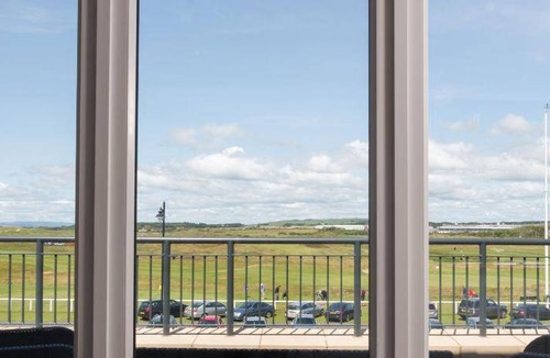 Prestwick Apartment | 300 m² Apartment ∙ 4 bedrooms ∙ 8 guests