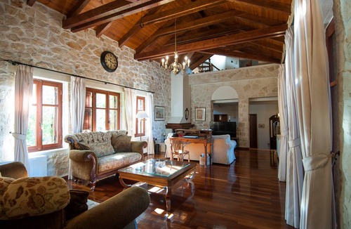 Akrotiri Villa | 300 m² Villa ∙ 5 bedrooms ∙ 12 guests