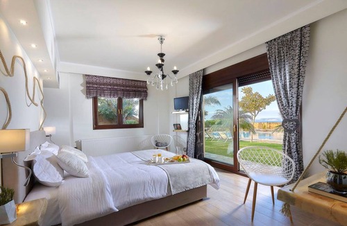 Vathianos Kampos House | 330 m² Farmhouse ∙ 6 bedrooms ∙ 16 guests