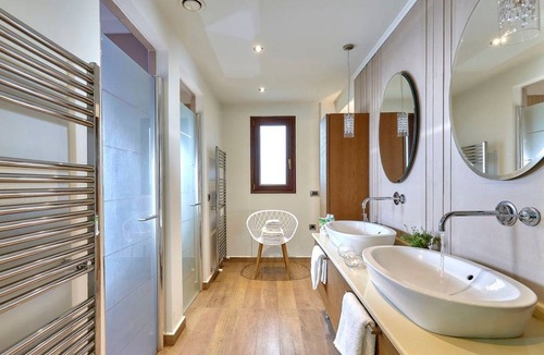 Vathianos Kampos House | 330 m² Farmhouse ∙ 6 bedrooms ∙ 16 guests
