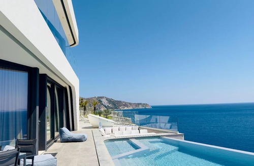 Palaiokastro House | 330 m² House ∙ 6 bedrooms ∙ 12 guests