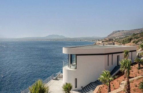 Palaiokastro House | 330 m² House ∙ 6 bedrooms ∙ 12 guests