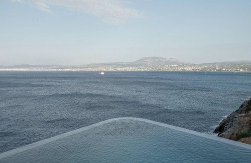 Palaiokastro House | 330 m² House ∙ 6 bedrooms ∙ 12 guests