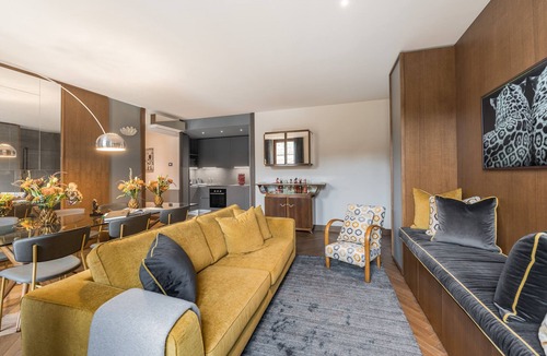 Oltrarno Apartment | 3BR Deluxe Palazzo Vasari Corridor View Premier Location Ponte Vecchio