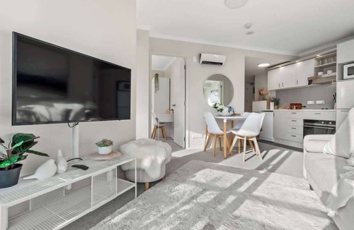 Grafton Apartment | 3BR Prime Spot, Walk Everywhere by Zodiak Stays