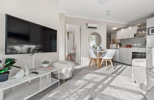 Grafton Apartment | 3BR Prime Spot, Walk Everywhere by Zodiak Stays