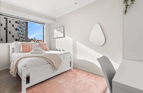 Grafton Apartment | 3BR Prime Spot, Walk Everywhere by Zodiak Stays
