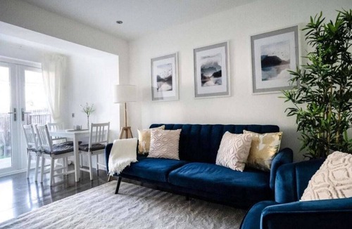 Bingham Apartment | 3BR | Sleeps 6 | Free Parking | Near City & Beach
