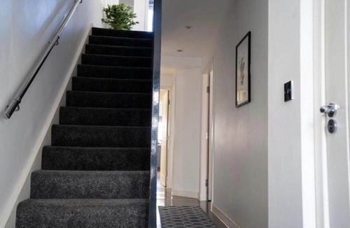Bingham Apartment | 3BR | Sleeps 6 | Free Parking | Near City & Beach
