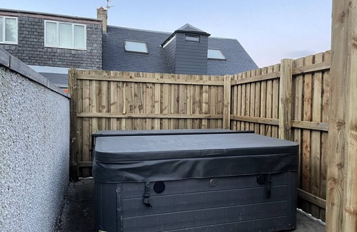 Kelty House | 4 Bed-Sleeps 8- Free Parking-Pets-Hot Tub