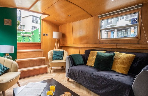 Bruntsfield Boat Rental | 4* Luxury floating wide beam houseboat moored in Edinburgh city center.
