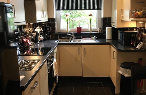 Pollokshields Apartment | 4 Star Sherbrooke One-Bedroom Apartment, Pollokshields, Glasgow - Quiet Location