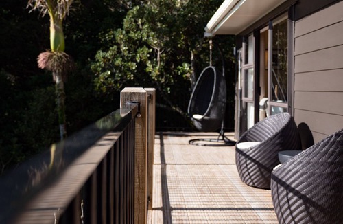 Onetangi Cottage | 4 Wheel Drive included. 5-minute walk from Ferry to car.nSpa Pool