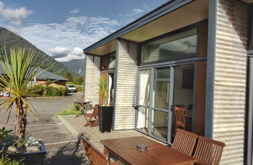 Fox Glacier Hotel | 40 m² Motel ∙ 127 guests