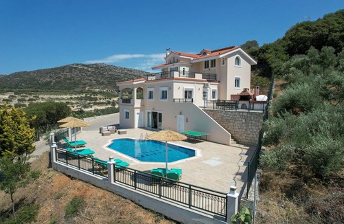 Skotino Villa | 400 m² Villa ∙ 4 bedrooms ∙ 8 guests