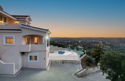 Skotino Villa | 400 m² Villa ∙ 4 bedrooms ∙ 8 guests