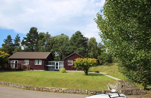 Lairg House | 5 bed modern lakeside cottage NC500
