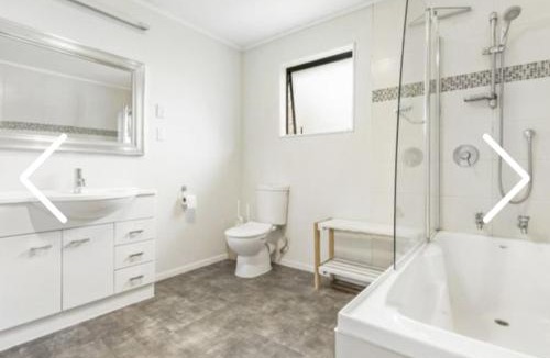 Dinsdale House | 5 Bedroom Home in Hamilton