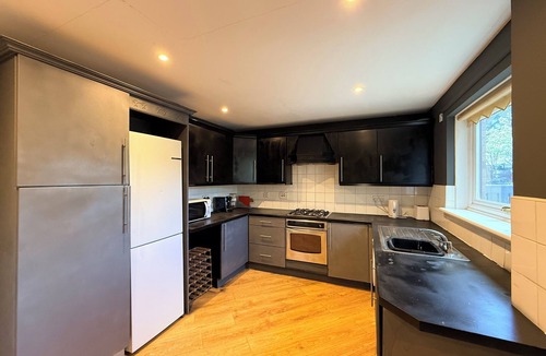 Duddingston Apartment | 5 Bingham Place · 5-Bed House | Free Parking | Central | Sleeps 10