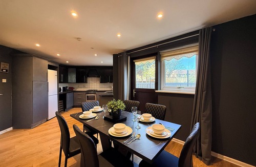 Duddingston Apartment | 5 Bingham Place · 5-Bed House | Free Parking | Central | Sleeps 10