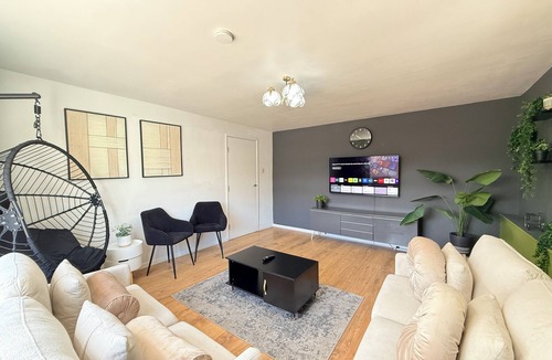 Duddingston Apartment | 5 Bingham Place · 5-Bed House | Free Parking | Central | Sleeps 10