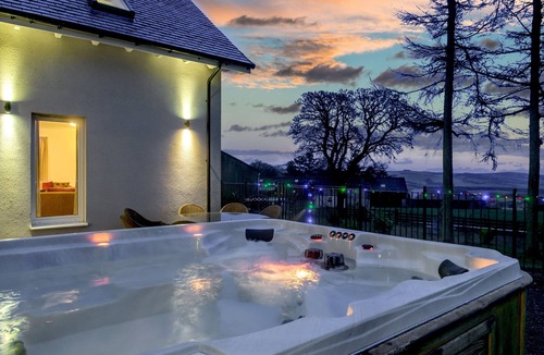 Lauder House | 5 Star Award Winning House - The Capercaillie - sleeps 10 with Hot Tub