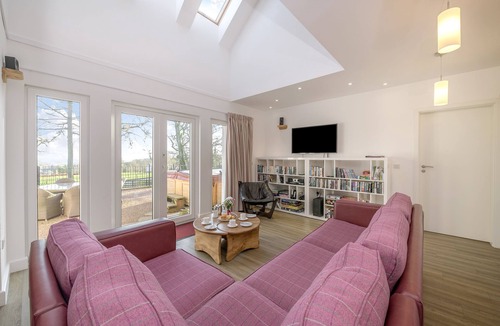 Lauder House | 5 Star Award Winning House - The Capercaillie - sleeps 10 with Hot Tub