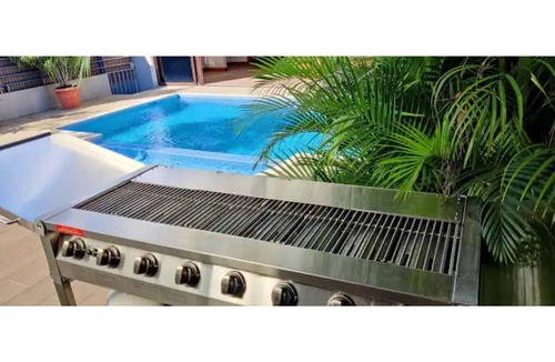 Santa Ana House | 5-star home near the airport