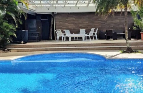 Santa Ana House | 5-star home near the airport