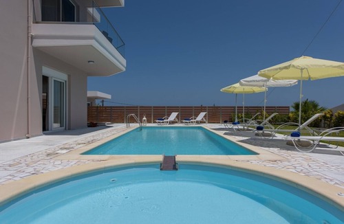 Kato Stalos Villa | 500mt to beach ★ Heated pool + Hydromassage ★ Sea view ★ Walk to market/restaurants/bar