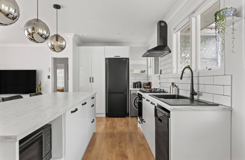 Gisborne House | 5min walk to CBD | Keyless Entry | Last minute bookings!