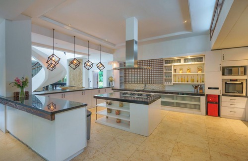 Berawa Villa | 7 Bdr-Last Minute Deal 50%+ OFF! Near Beachclubs