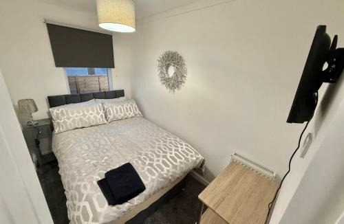 Glasgow Ski Chalet | 7-bed Compact Chalet Near Glasgow Sleeps up to 14 - Maryville Caravan Site Uddingston, Glasgow